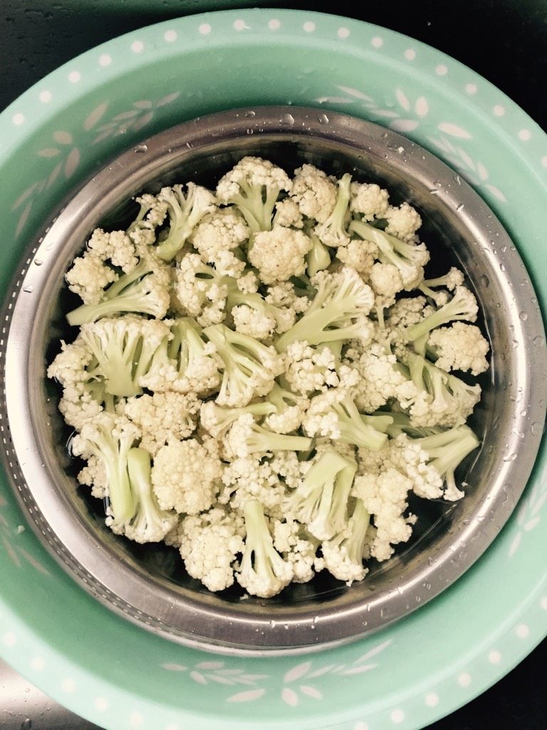 腊肉炒花菜,<a style='color:red;display:inline-block;' href='/shicai/ 2629'>花菜</a>改刀，用温水浸三分钟，洗净沥干水份备用