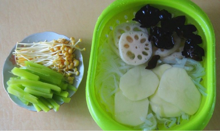 成都冒菜,蔬菜洗干净切片