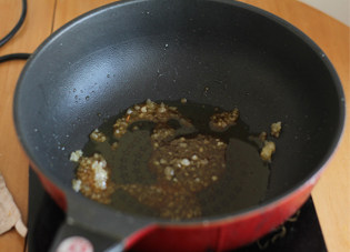 栗子红烧肉,锅中放油,放入<a style='color:red;display:inline-block;' href='/shicai/ 866'>冰糖</a>炒糖色,炒成焦糖色就可以了,不要时间过久,会发苦。