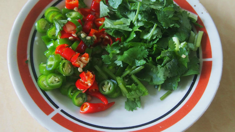 成都冒菜,<a style='color:red;display:inline-block;' href='/shicai/ 128224'>黑豆豉</a>是制作火锅底料的重要原料,将其剁碎