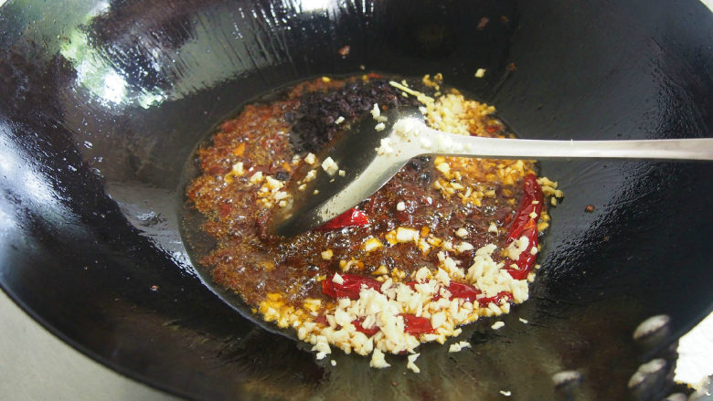 成都冒菜,接下来加入清水或高汤,大火烧开,把香料盒扔进去浸猪笼