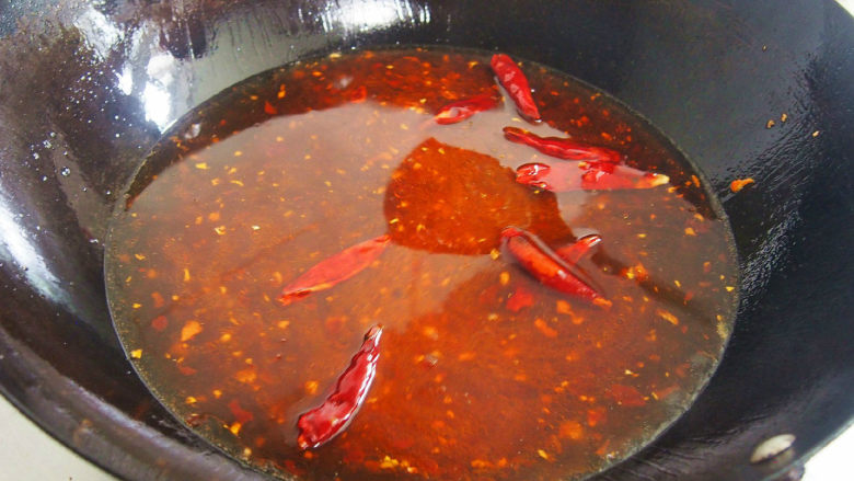 成都冒菜,将食材放入锅里，记得不能一股脑放进去，煮熟耗时最长的<a style='color:red;display:inline-block;' href='/shicai/ 6841'>牛肉丸</a>最先放，只需烫一下就熟的千层肚、<a style='color:red;display:inline-block;' href='/shicai/ 234'>金针菇</a>和牛肉片最后放