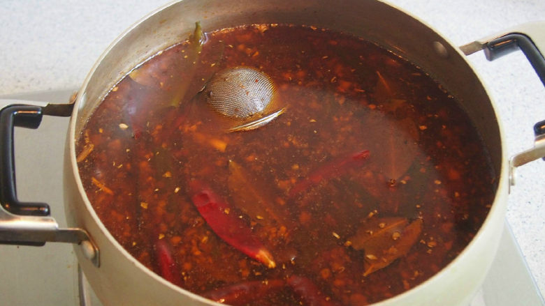 成都冒菜,在碗里加入芝麻油、花椒油和你喜欢的其他调料,然后用漏勺将菜品捞起装盘。加入切好的小米辣、二荆条和香菜。这道冒菜就做好了。