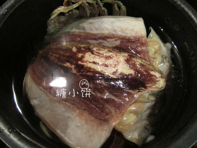 墨鱼干红烧肉,墨鱼干用清水浸泡一夜;