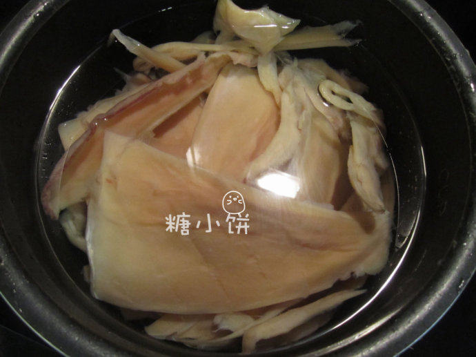 墨鱼干红烧肉,去皮去牙去眼去海螵蛸(白色梭形骨);