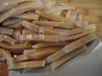 墨鱼干红烧肉,冲洗干净后切成条状,焯水后备用;