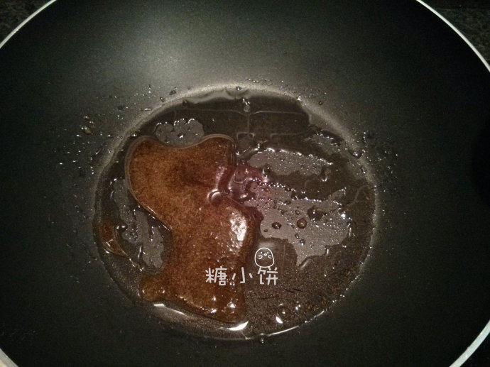 墨鱼干红烧肉,加热至糖融化,刚刚呈现焦糖色就进行下一步,如果糖熬得太过的话会苦
