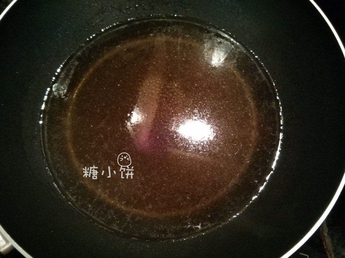 墨鱼干红烧肉,立即倒入刚烧滚的开水500ML
(搅匀后就是糖色水,放在一边备用);