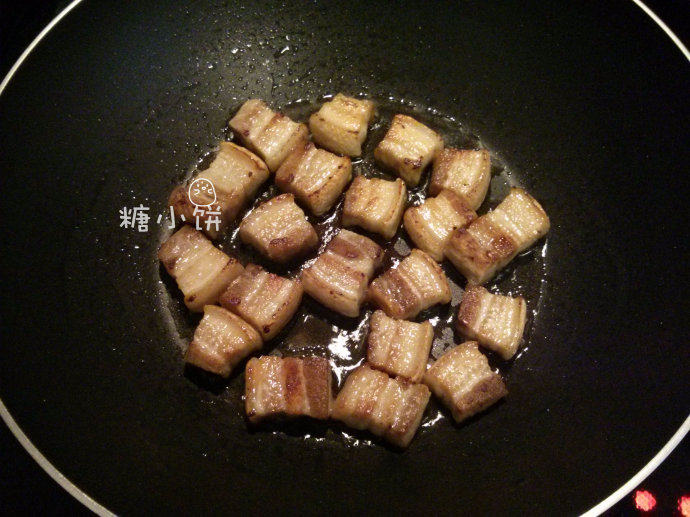 墨鱼干红烧肉,放入平底不粘锅中,中火煎至两面金黄(可以不放油,把肥肉部分的油脂煸出来);