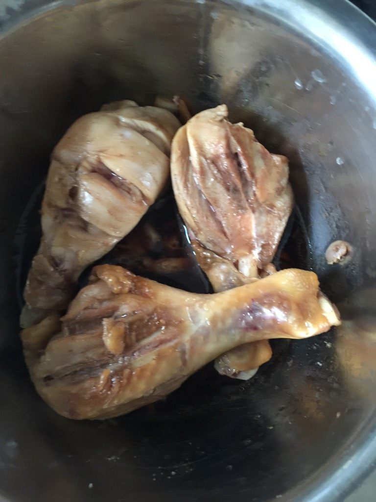 炸鸡腿,腌制两三个小时后,上锅蒸熟,筷子插透就熟了(因为我用的大鸡腿怕不好熟就先蒸了)