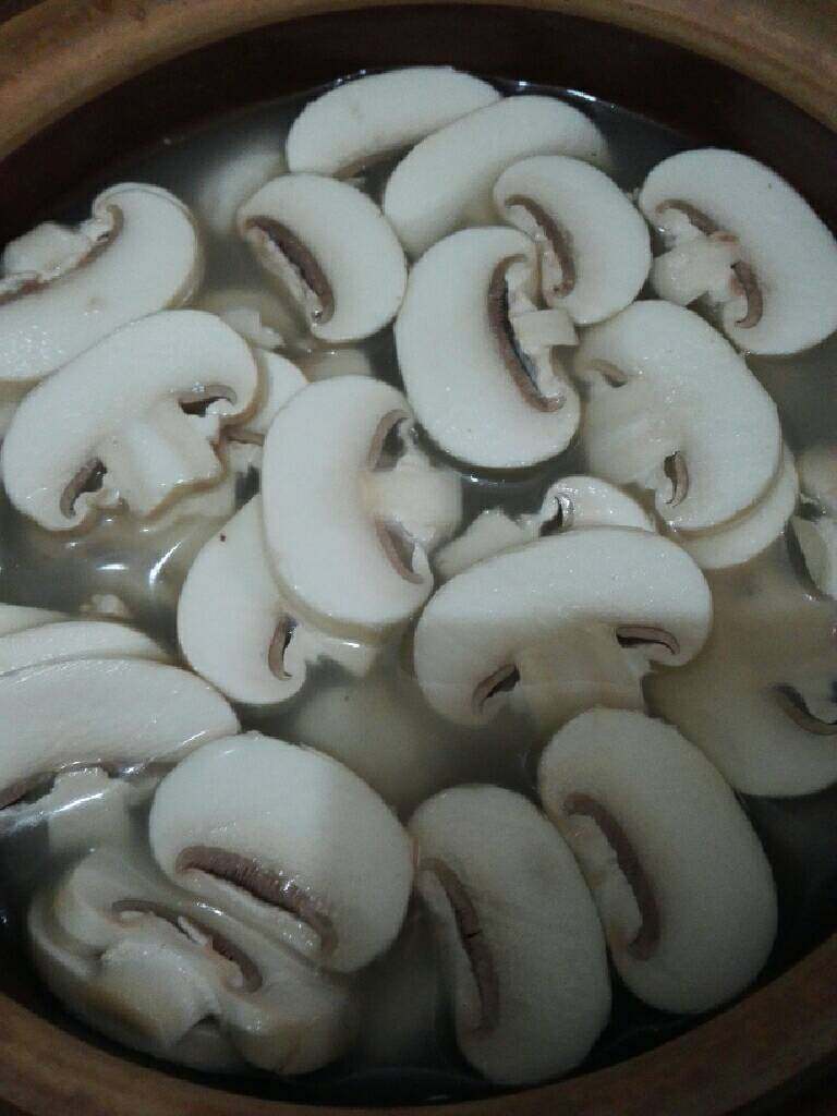 自制草鱼丸口蘑汤,把刚才煮好的鱼丸连汤一起倒入砂锅,加入口蘑。