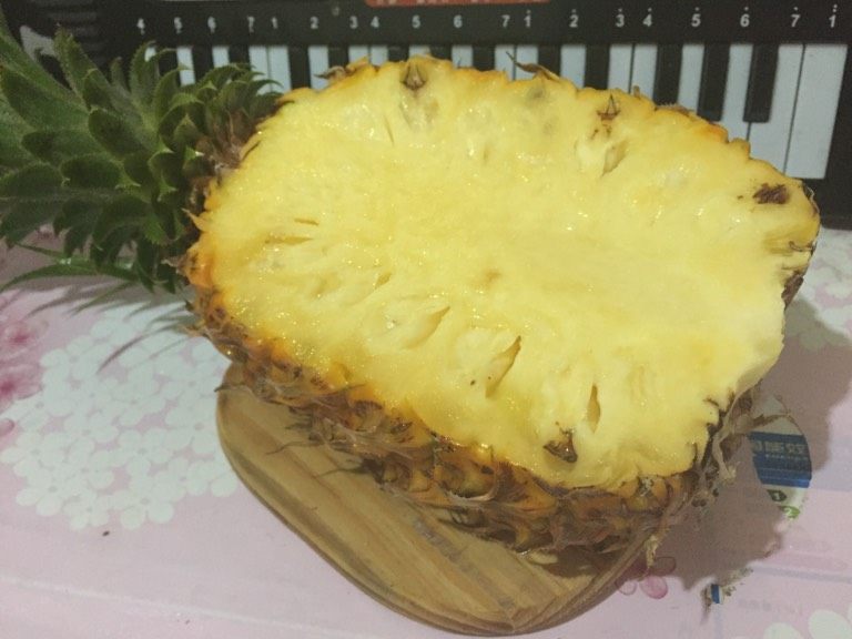 菠萝炒饭,如图从菠萝三分之一处切开,挖掉中间的果肉备用。