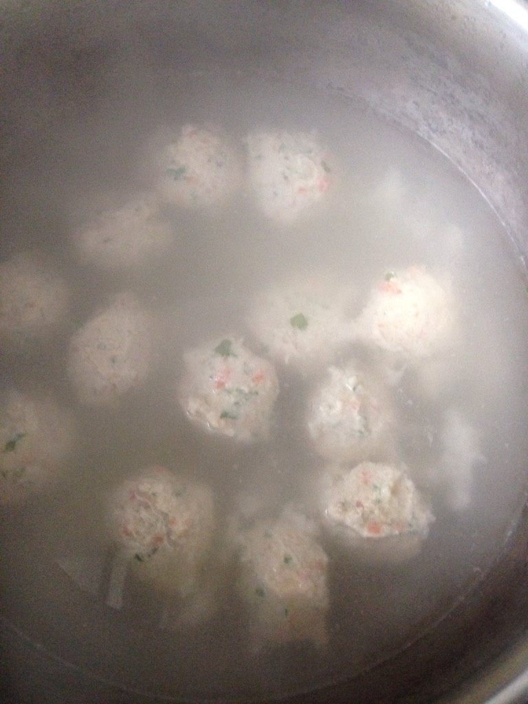 鸡肉丸子,锅里水烧开,放清水里定型