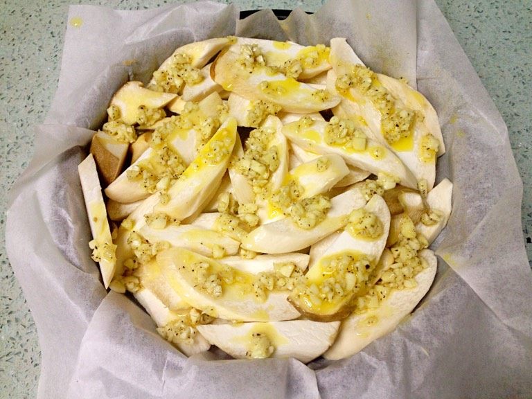 黄油蒜香芝士焗杏鲍菇,烤箱预热180度。烤盘铺好油纸,放入杏鲍菇,整理均匀;把蒜末黄油混合物均匀浇在杏鲍菇上。