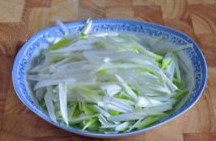   葱椒羊肉,<a style='color:red;display:inline-block;' href='/shicai/ 138'>大葱</a>斜切丝；