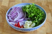   葱椒羊肉,<a style='color:red;display:inline-block;' href='/shicai/ 29'>洋葱</a>切丝；<a style='color:red;display:inline-block;' href='/shicai/ 131'>香菜</a>切段儿；<a style='color:red;display:inline-block;' href='/shicai/ 2794'>大蒜</a>切成片；<a style='color:red;display:inline-block;' href='/shicai/ 86464'>干红辣椒</a>切段儿；