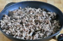   葱椒羊肉,烧热炒锅不放油，下入羊肉片，大火翻炒；