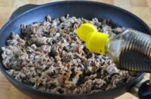   葱椒羊肉,炒至羊肉水分㸆干、肉片略呈焦色时，加入<a style='color:red;display:inline-block;' href='/shicai/ 788'>生抽</a>和两三滴<a style='color:red;display:inline-block;' href='/shicai/ 750'>陈醋</a>，翻炒均匀；