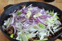   葱椒羊肉,加入一半大葱丝、所有洋葱丝和蒜片，翻炒至洋葱塌蔫；