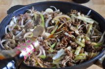   葱椒羊肉,加入少许<a style='color:red;display:inline-block;' href='/shicai/ 762'>老抽</a>，翻炒上色；