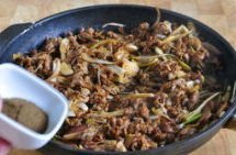   葱椒羊肉,加入花椒粉，翻炒均匀；