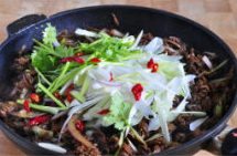   葱椒羊肉,加入剩余的大葱丝和全部香菜段、干红辣椒；