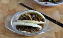   葱椒羊肉,提前准备烧饼、馒头、春饼等干粮，夹入或卷起，即可享用。