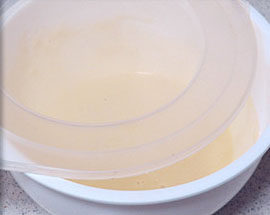 百变法式薄饼,静置10分钟以上,面糊就做好了。
