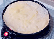 百变法式薄饼,待面饼鼓起来后,用铲子从边缘铲起翻面,再烙个2—3秒钟就可以了