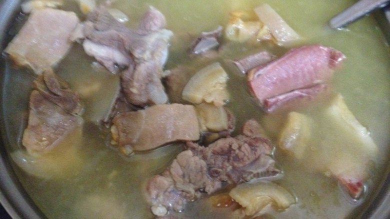 上海什锦火锅,煲一大锅<a style='color:red;display:inline-block;' href='/shicai/ 947'>猪骨</a>汤备用;
