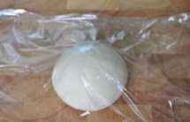 奶香荷叶饼,将面团揉至表面光滑,盖上湿布或保鲜膜,饧发15到30分钟;(饧发时间视温度而定,这个季节15到20分钟,冬季要30到40分钟)