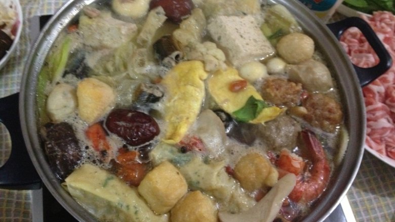 上海什锦火锅,把猪骨汤材料都取出来,放各种各样食物以后烧熟,边吃边刷羊肉片,牛肉片等;