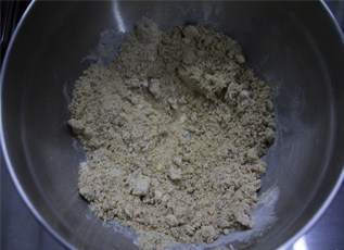 曲奇奶油杯,把低筋面粉和步骤3的混合物混合均匀,搓成粗粗的颗粒状。