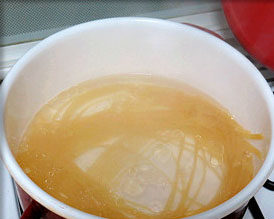 青酱意面,水开后,下<a style='color:red;display:inline-block;' href='/shicai/ 533'>意大利面</a>,煮9-10分钟,捞起沥干装盘