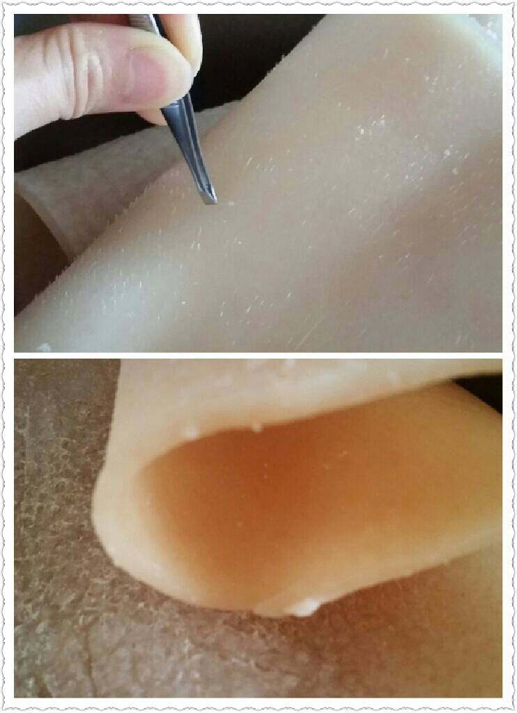 水晶皮冻,捞出,除去杂毛,用刀划去皮里面的白油。油划的越干净越好。