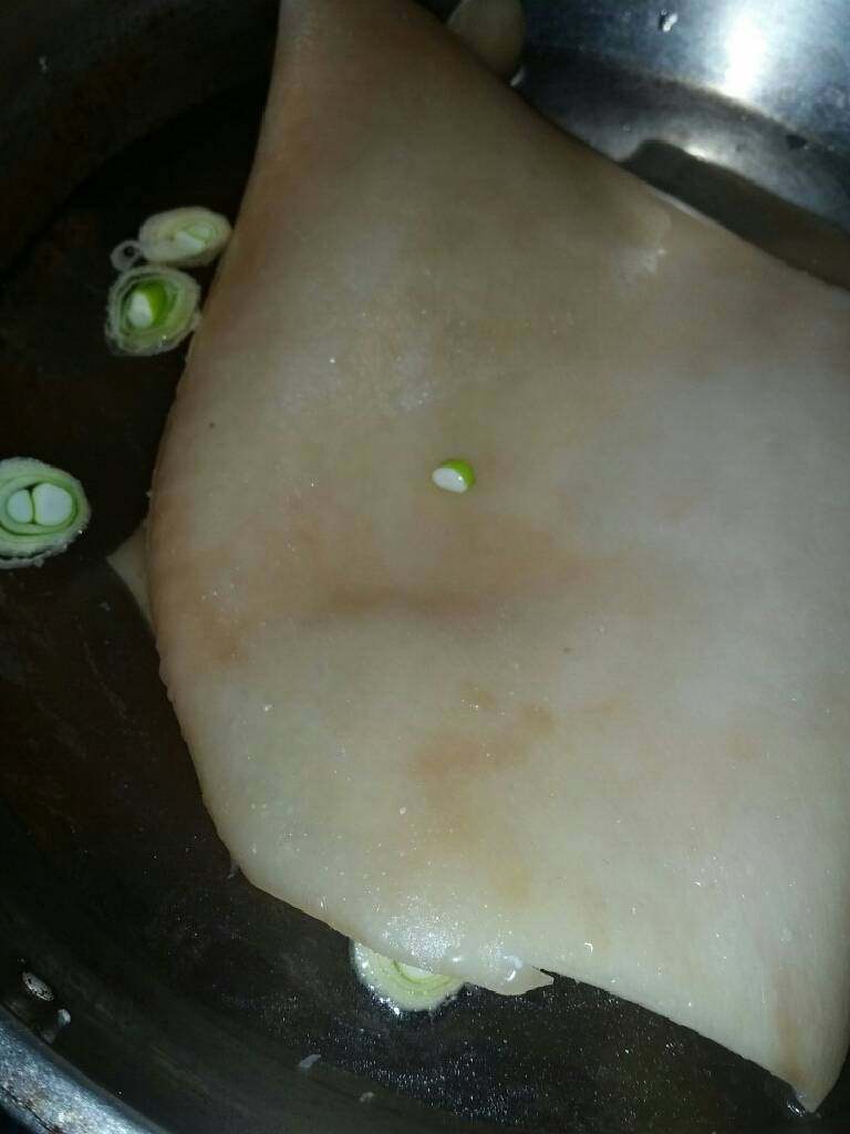 水晶皮冻,第二次凉水下过,放2片姜,葱段,料酒,水开5分钟。