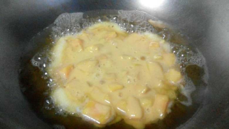 油炸红薯饼,油锅小火烧热 将面糊倒入铺平