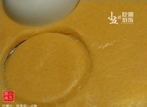 柠檬挞,借助茶杯等大小适中的模具,切开成圆片。