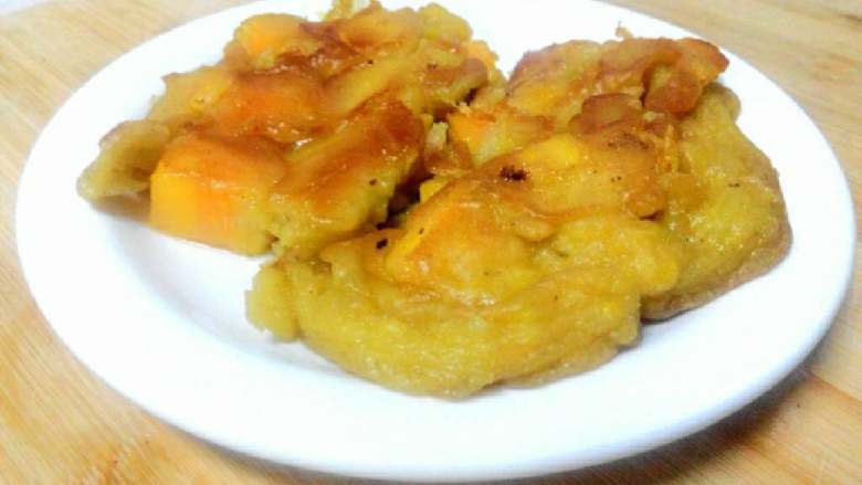 油炸红薯饼,底部结块后翻面 几分钟就可以出锅～