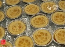 柠檬挞,挞皮外皮略微上色,取出花生。