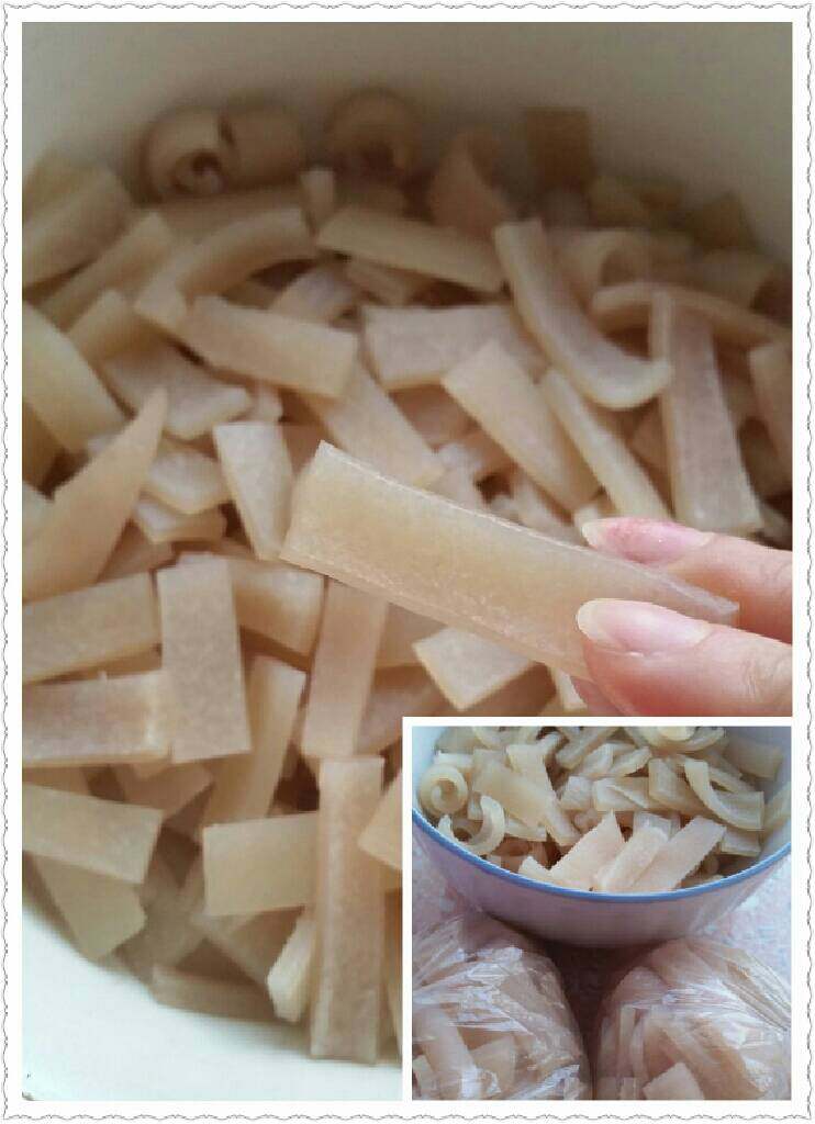 水晶皮冻,捞出晾凉,切成小条。分成了3份,其余2份冷冻。