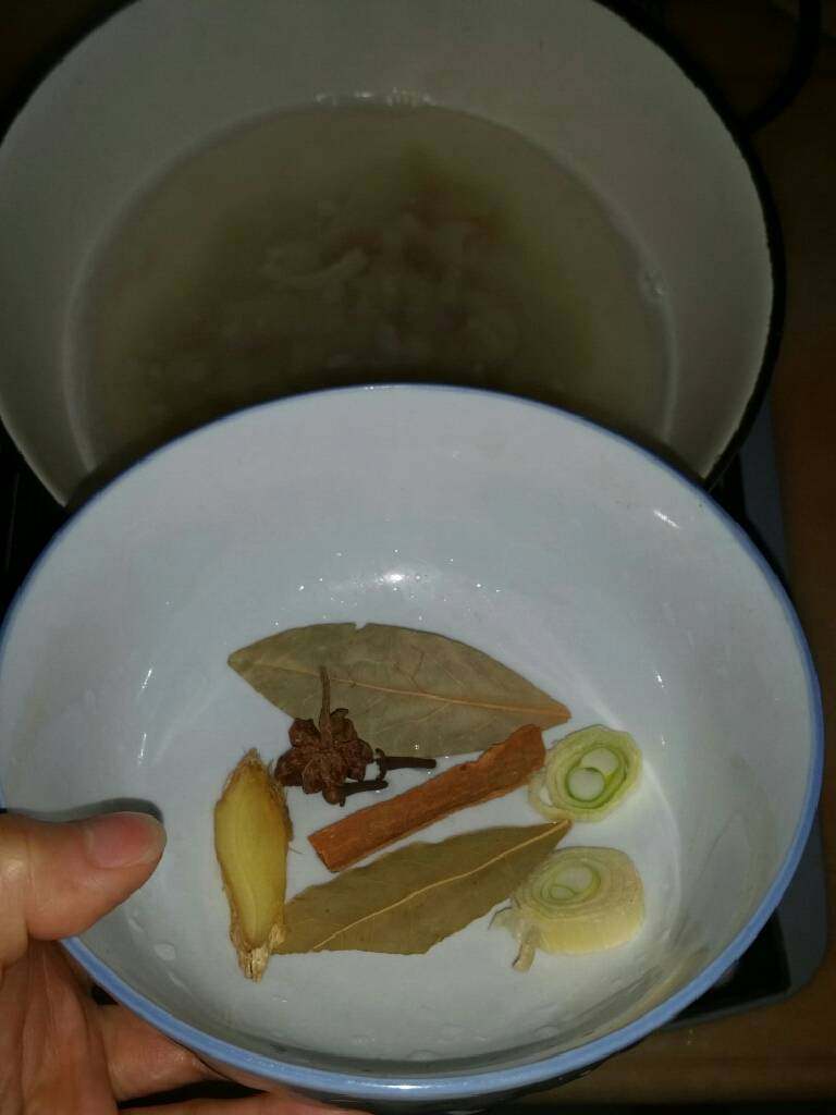 水晶皮冻,第三次凉水下锅,水开小火,1份猪皮5份水,煮30分钟时放调料,再煮30分。