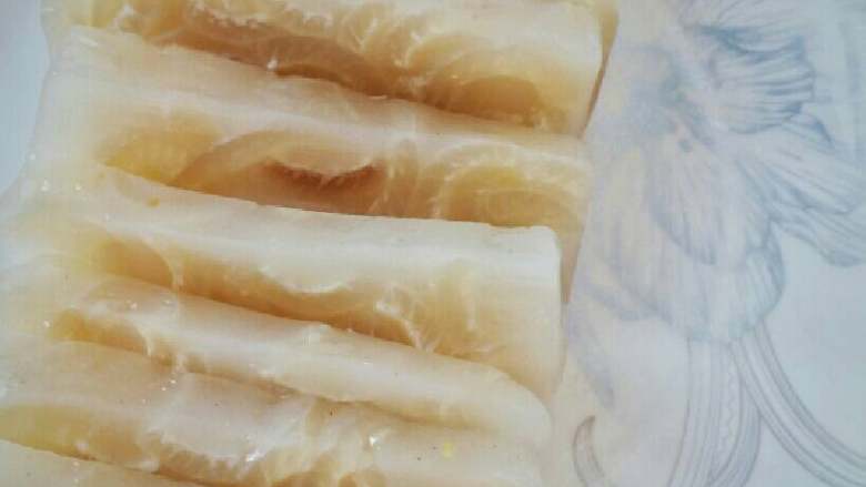 水晶皮冻,用筷子能轻易扎透猪皮,皮和水的比例是1:1时,就煮好了。挑去调料,放少盐。倒入摸上香油的乐扣盒里,冷藏一晚。