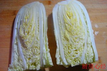 开水白菜,从白菜的中间切开。