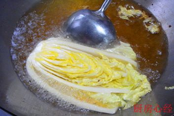 开水白菜,炸制大白菜:锅中烧热油,大约3成热就好了,油太热白菜就炸糊了。下入白菜,大约炸制15秒钟。