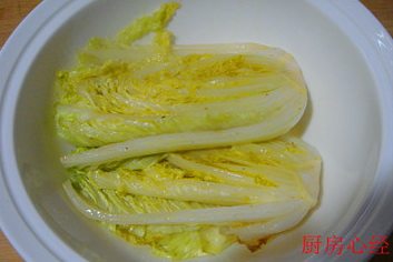 开水白菜,提前准备好一个大汤盆,将炸好的白菜捞出备用。