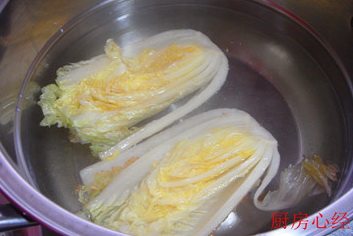 开水白菜,焯水:锅中做开水,放入炸过的大白菜,将白菜表面的油脂煮去。大约30秒钟。