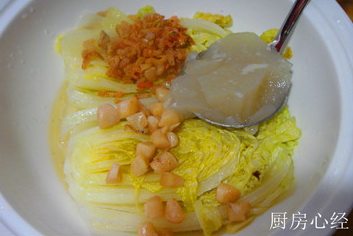 开水白菜,调味：放入提前泡制的<a style='color:red;display:inline-block;' href='/shicai/ 1694'>海米</a>；<a style='color:red;display:inline-block;' href='/shicai/ 195'>干贝</a>；<a style='color:red;display:inline-block;' href='/shicai/ 4119'>骨头汤</a>；盐；<a style='color:red;display:inline-block;' href='/shicai/ 720'>胡椒粉</a>。