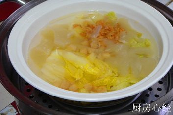 开水白菜,注入开水,没过白菜,放入蒸锅,旺火大气蒸20分钟。