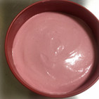 巧克力覆盆子鲜奶油蛋糕,将果泥和鲜奶油混合均匀后,倒入垫好第1片海绵蛋糕的模具中抹平。